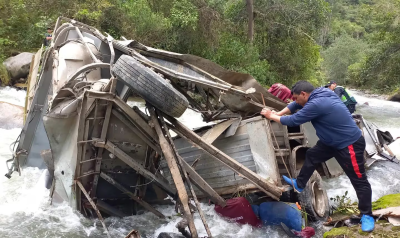 Tragedia en Perú: volcó un micro y hay 27 muertos