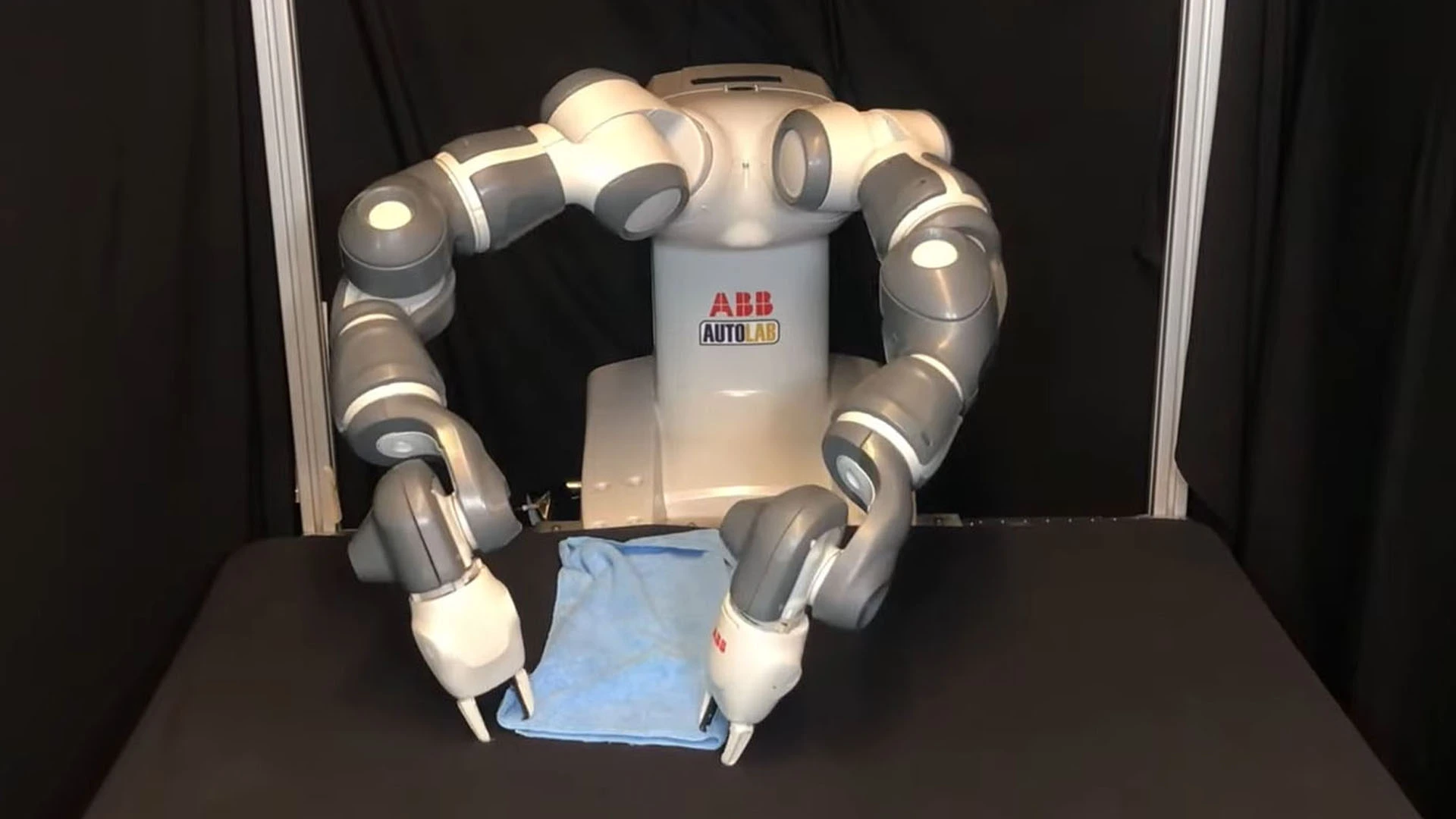 El robot que puede elegir y doblar ropa