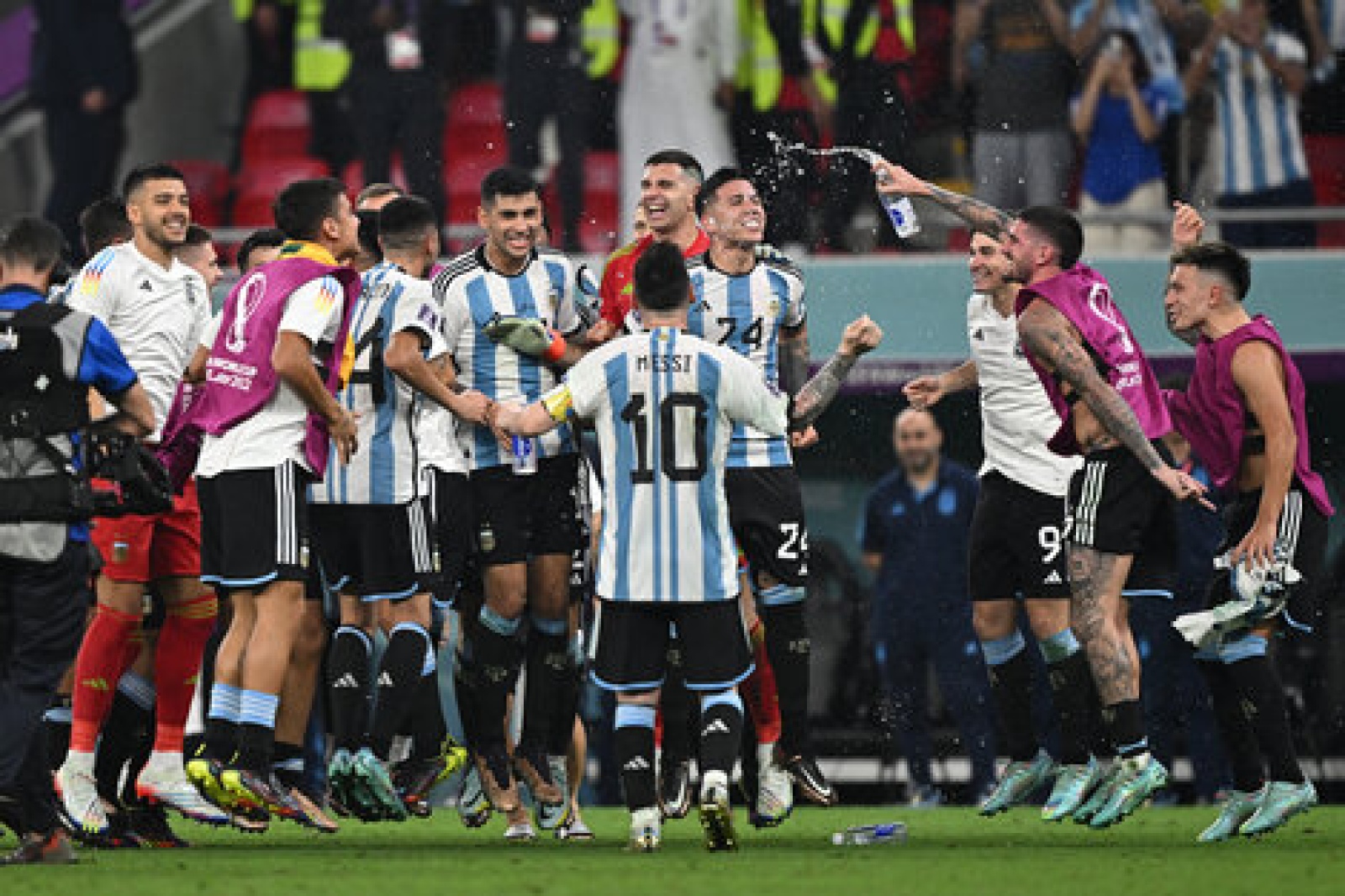 Argentina le ganó 2 a 1 a Australia y está en cuartos de final del Mundial