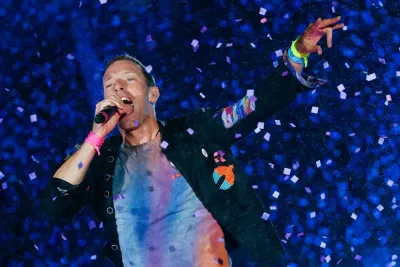 Chris Martin vio a una fan de Coldplay llorando y se bajó a consolarla