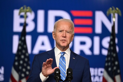 El video viral de Joe Biden totalmente desorientado en un escenario