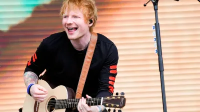 Ed Sheeran le regaló una guitarra a un fan