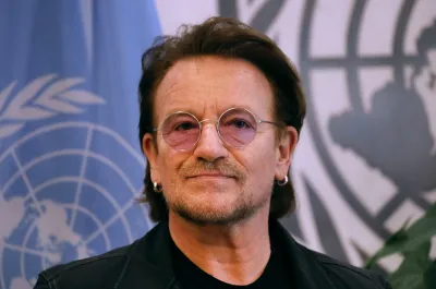 Bono sorprendió a los alumnos de su antigua escuela