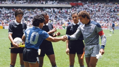 Subastan la pelota de los goles de Diego a los ingleses en el '86