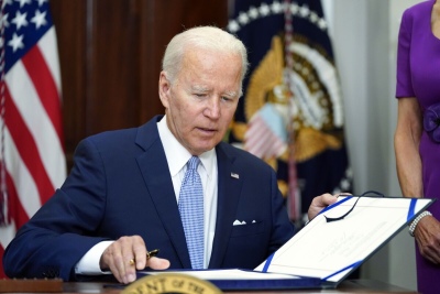 Biden quiere aumentar el control sobre el uso de armas en el país