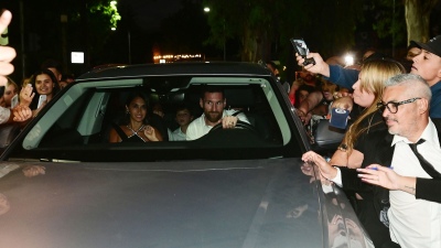 Messi salió de su casa y una multitud rodeó su auto