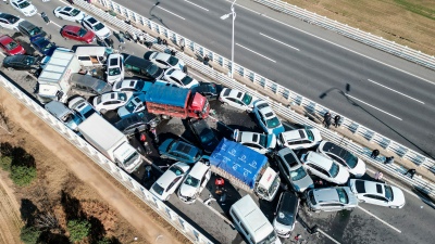 Un choque en un puente de China dejó un muerto y más de 200 autos atascados
