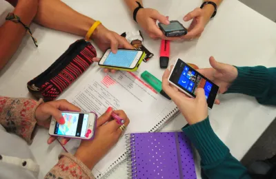 Italia prohíbe celulares en las escuelas