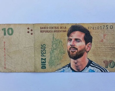 Pintó a Messi en un billete de $10 y rechazó venderlo por $60.000: “Se lo quiero regalar a él”