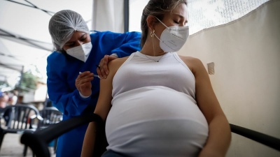 Afirman que las vacunas contra el coronavirus evitan complicaciones en el embarazo