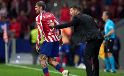 Los hinchas del Atlético de Madrid silbaron fuerte a De Paul