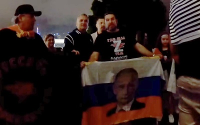 El padre de Novak Djokovic en una marcha a favor de Putin