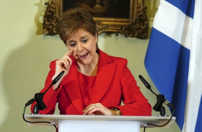 Renunció la primera ministra de Escocia