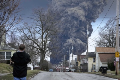 Desastre ambiental en Ohio: explotaron vagones con químicos tóxicos para la población
