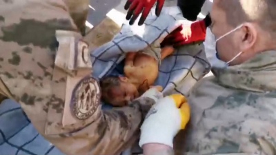 Turquía: rescataron a otro bebé entre los escombros