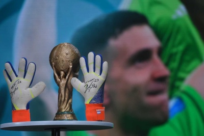 Los guantes que usó el Dibu en el Mundial fueron subastados en 45.000 dólares
