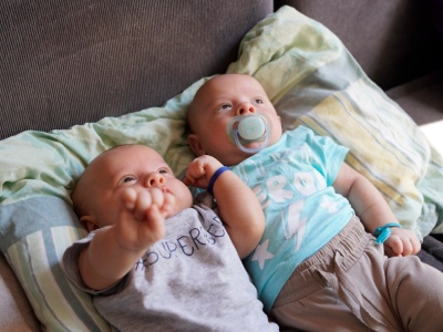 Identificaron a los gemelos que se volvieron virales: "No somos tan malos padres..."
