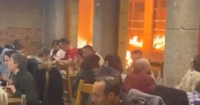 El restaurante francés lleno de gente mientras afuera se incendiaban las calles: el video