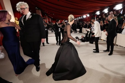 Oscar 2023: el gesto de Lady Gaga con un fotógrafo que se cayó