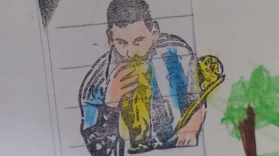 Una maestra corrigió la tarea con un sello de Messi