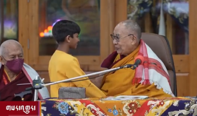 Dalai Lama se disculpó por besar en la boca a un nene y pedirle que le “chupara la lengua”