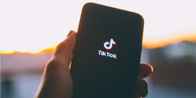 Ofrecen 100 dólares por hora por mirar videos en TikTok: cómo anotarse