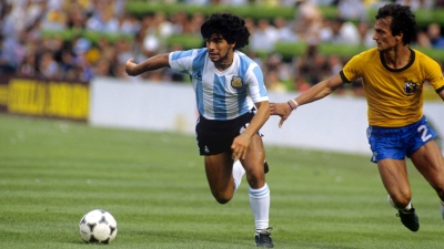 Subastan la primera camiseta que Maradona usó en un Mundial