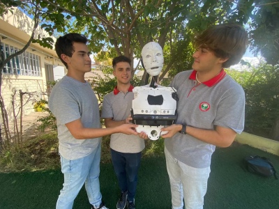 Con 17 años, crearon un robot para interpretar el lenguaje de señas