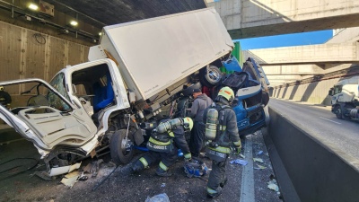 Choque de camiones en Paseo del Bajo: un conductor quedó atrapado y está grave