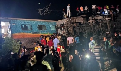 Tragedia en India: más de 280 muertos y 1.000 heridos en un choque de trenes