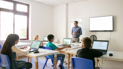 Suecia se baja de la digitalización escolar y deberá reequipar las aulas con manuales