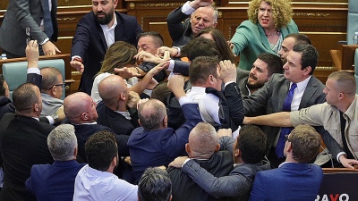 Video: la escandalosa pelea en el Parlamento de Kosovo entre diputados y el Primer Ministro