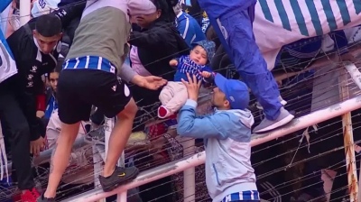 Incidentes y gas pimienta en el fútbol argentino: evacuaron a un bebé por el alambrado de púas