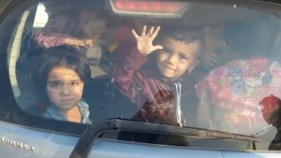 Detienen a una mujer por llevar 25 chicos en su auto: el video