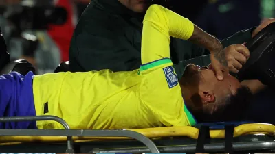 Neymar se lesionó la rodilla y salió llorando: la fatídica jugada