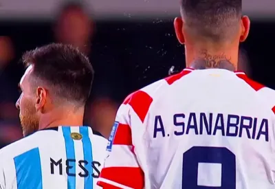 Un futbolista paraguayo escupió a Leo Messi en pleno partido: el video