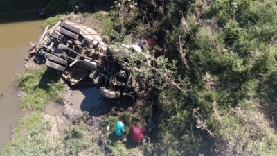 Un camión cayó desde un puente en la autopista Rosario-Buenos Aires: hay un muerto y dos heridos