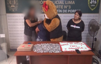 Perú: Un policía se disfrazó de un oso gigante en San Valentín para detener a una mujer