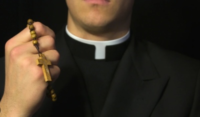 Detuvieron a un sacerdote por vender viagra en una iglesia de España