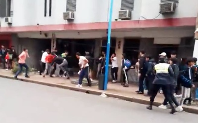 Trompadas en el centro: estudiantes tucumanos protagonizan escándalo viral