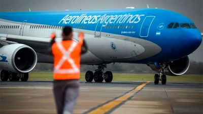 Revelan sueldos de Aerolíneas Argentinas en pleno debate por su privatización
