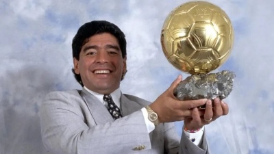 El Balón de Oro de Maradona va a ser subastado pero su familia se opone