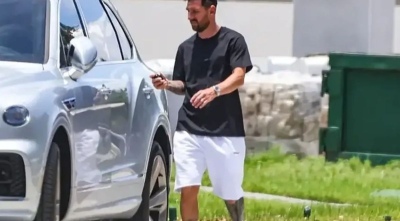 Video: Messi bajó el vidrio del auto en un semáforo y se puso a conversar con chicos