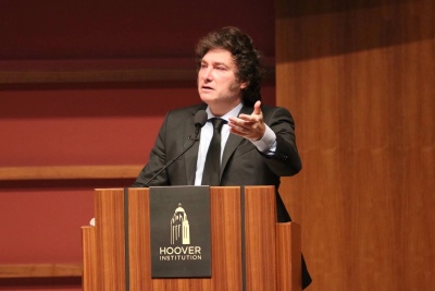 Javier Milei elogió el ajuste de Toto Caputo en Stanford