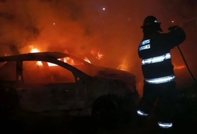 Incendiaron cuatro autos frente a una comisaría en Rosario
