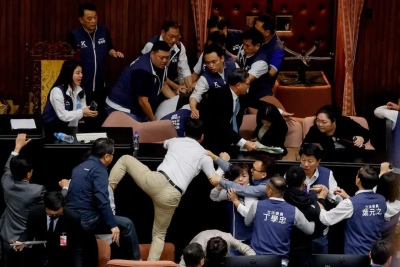Caos en el Parlamento de Taiwán: un legislador robó un proyecto de ley y desató una batalla campal