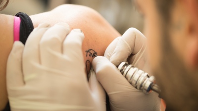 Tatuadores al rescate: nueva campaña contra el melanoma