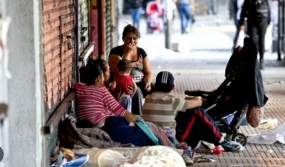 La pobreza en Argentina sube al 55,5% en el primer trimestre, según la UCA