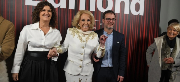 Mirtha Legrand junto a la directora del teatro Gabriela Ricardes