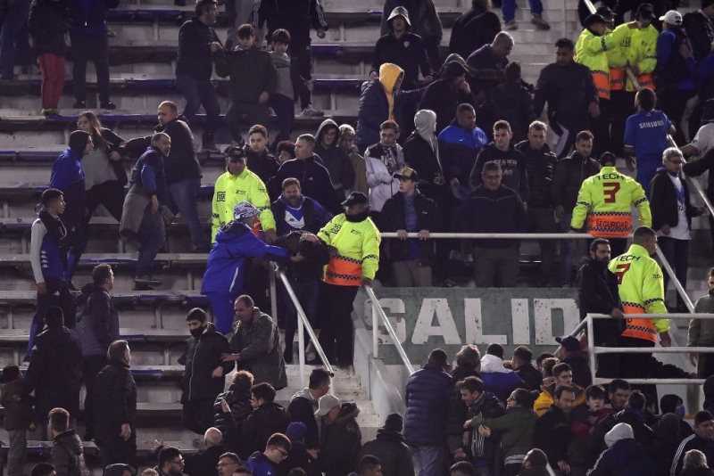 Se pudrió todo en la cancha de Vélez: había hinchas de Talleres infiltrados